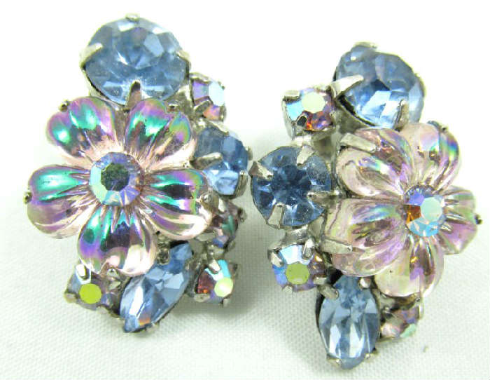 Jewelry Rhinestone Flower Costume Earrings
Gorgeous vintage costume earrings featuring Aurora Borealis rhinestones and flower shaped rhinestone. Unknown age and maker, measures: 1.25" long.