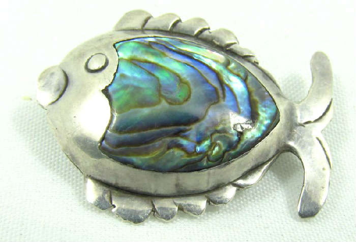 Jewelry Sterling Silver Abalone Fish Brooch
Darling sterling silver fish shaped figural brooch accented with abalone shell. Marked "925", measures: 1" long. Total weight: .09 ozt.