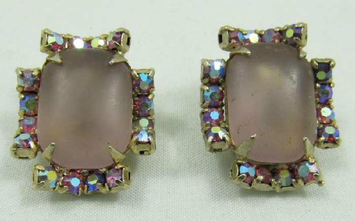 Jewelry Vintage Pink Rhinestone Fashion Earrings
Beautiful vintage clip on style earrings featuring pink and Aurora Borealis rhinestones. Unknown age and maker, measures: 1" long.

ZB4148
