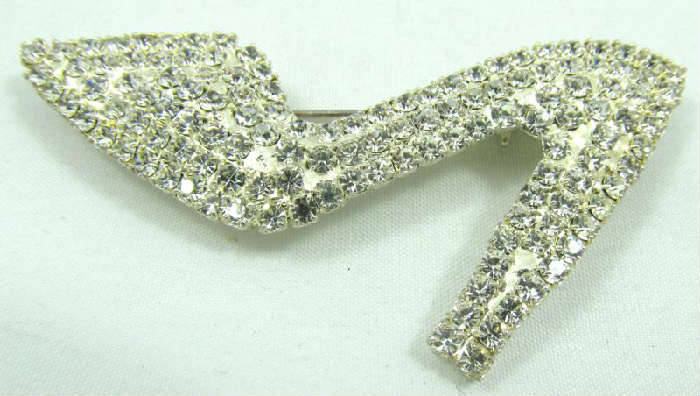 Jewelry Stiletto Rhinestone Brooch / Pin
Darling stiletto high heeled shoe shaped brooch covered in sparkly clear rhinestones. Unknown maker and age, measures: 2.25" wide.