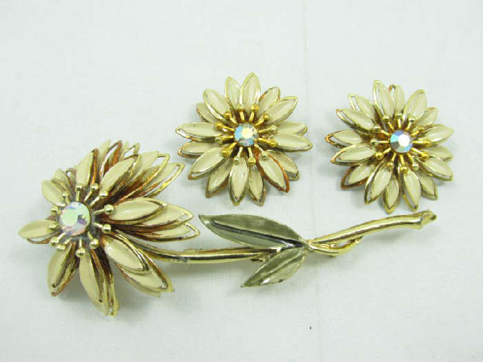 Jewelry Vintage Coro Brooch & Earrings Set
Lovely vintage Coro daisy brooch and clip on earrings set with enameling and Aurora Borealis rhinestones. Shows some signs of wear. Brooch measures: 4" tall, marked "Coro".