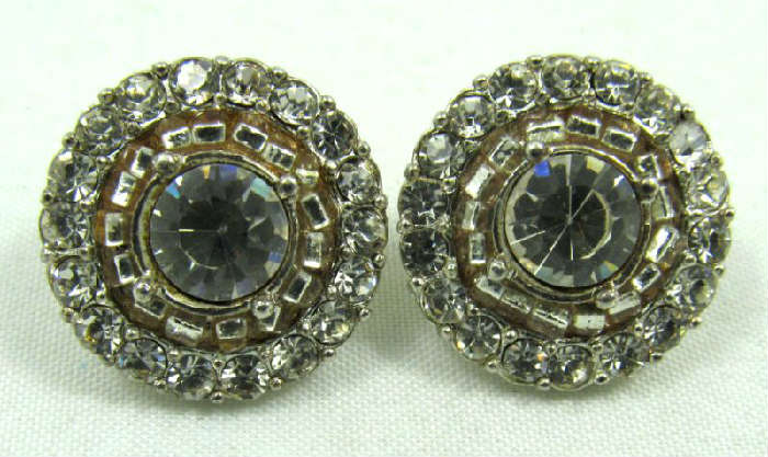 Jewelry Vintage Rhinestone Clip on Earrings
Gorgeous vintage clip on earrings decorated with clear sparkly rhinestones. Unknown age and maker. Measures: .75" diameter.