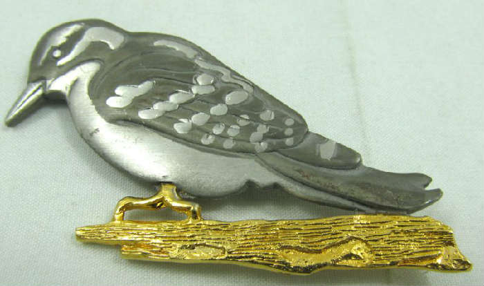 Jewelry Pewter Sparrow Bird Brooch
Darling pewter bird shaped brooch / pin, possibly a sparrow. Bird is sitting on gold toned branch. Marked "pewter", measures: 1.75" long.
Tag word: Costume