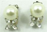Jewelry Vintage Faux Pearl Kenneth Lane Earrings
Lovely vintage Kenneth Lane faux pearl clip on earrings with sparkly rhinestones. Marked "Kenneth Lane", measures: 1" long.

ZB4148