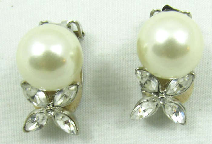 Jewelry Vintage Faux Pearl Kenneth Lane Earrings
Lovely vintage Kenneth Lane faux pearl clip on earrings with sparkly rhinestones. Marked "Kenneth Lane", measures: 1" long.

ZB4148