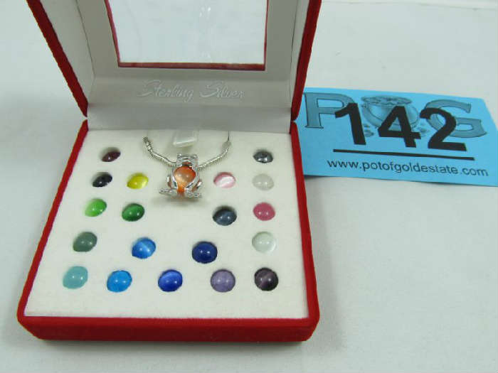 Jewelry Sterling Frog Interchangeable Pendant
Darling sterling silver frog shaped pendant with 20 interchangeable colorful cats eye gemstones. Marked "925", comes in wonderful gift / display box. Necklace measures: 18" long. Total weight: .26 ozt.