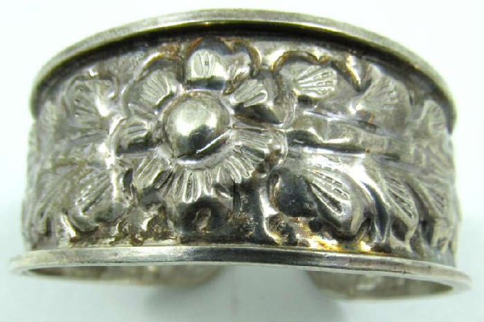 Jewelry Sterling Silver Floral Cuff Bracelet
Lovely sterling silver cuff style bracelet with beautiful floral pattern. Unknown hallmarks, tests as sterling. Measures: 7" wide with .5" opening. Total weight: .96 ozt.