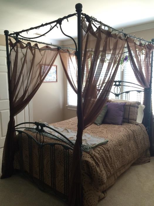 Full size canopy bed