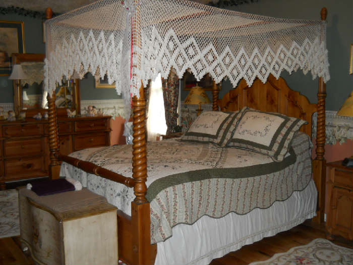 Absolutely Gorgeous Broyhill Queen Size 4-Poster Bed