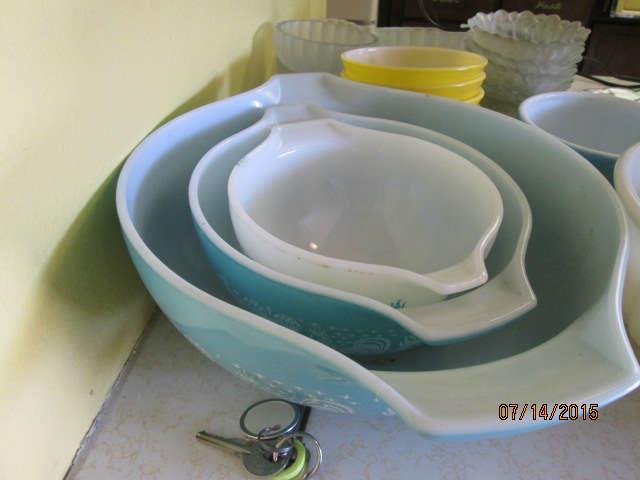 Aqua / blue set of vintage Pyrex bowls