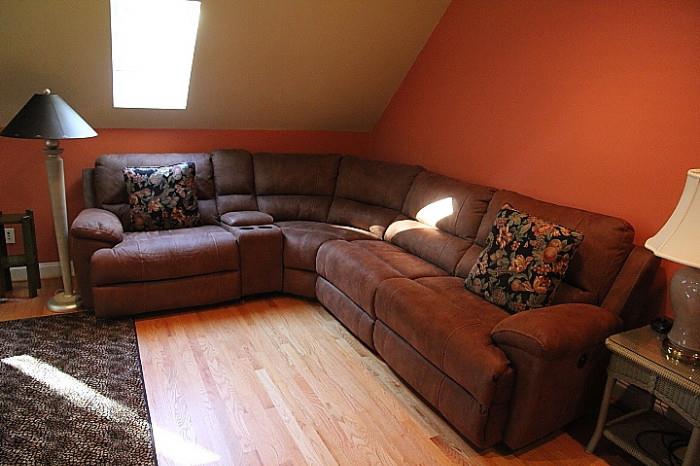 This great seating arrangement has POWER RECLINERS on either end!    Perfect for any room that needs to seat a crowd, especially a rec room or a MAN CAVE.
