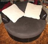 Contemporary swivel chair