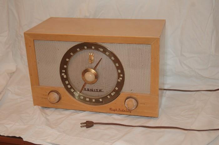 1950's zenith radio in working condition.