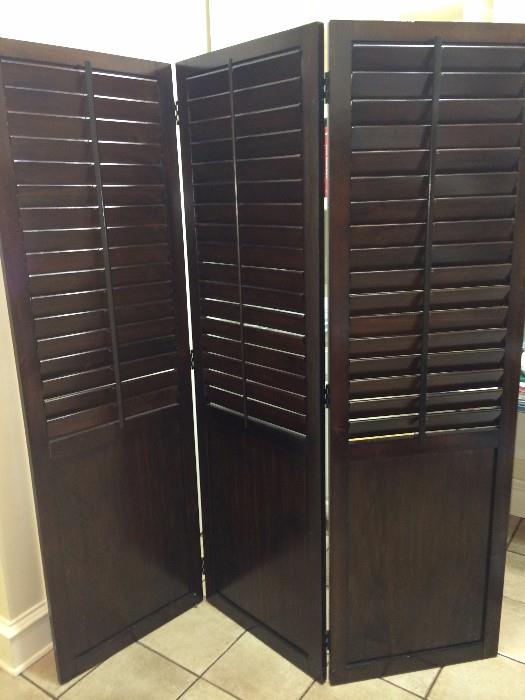       Louvered room divider