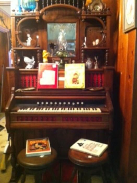 antique pump organ *WORKS