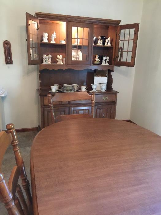 Dining room suite- Bassett Furniture- table- 3 leaves- 5 chairs- Buffett 