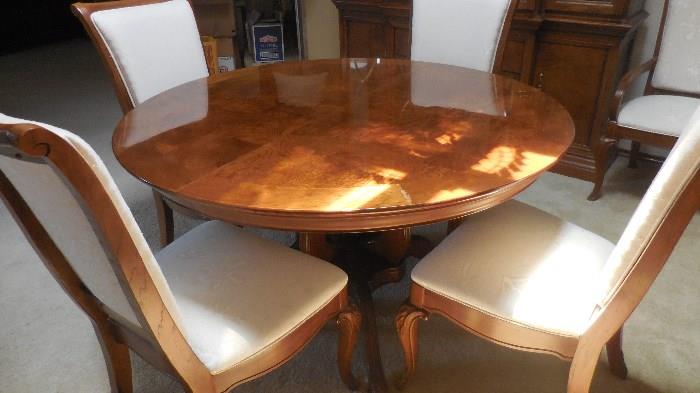 round table with 2 leaves and 6 chairs, 2 of them are captain chairs, Thomasville, great looking set