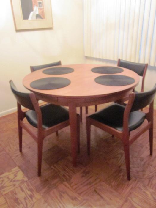 AMAZING DANISH MODERN TABLE & CHAIRS  WITH EXPANDABLE UNDER MOUNTED LEAVES