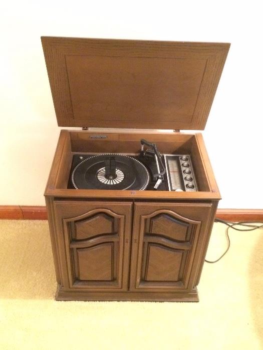 Super cute Vintage Soundesign turntable mini console.