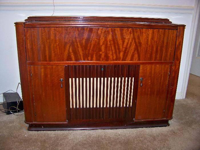 1949 Hi Fi Stereo with all paper work and hard thing to find, the case is in new condition inside is like new , best of all it works. Sounds so good. ! It came from Holland. Phillips is the maker. 