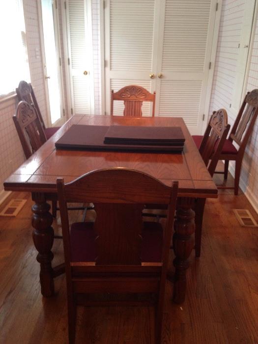 Beautiful Oak Breakfast Table with pull out leaves. 6 Oak Chairs.  this table is immaculate with pads custom made.
