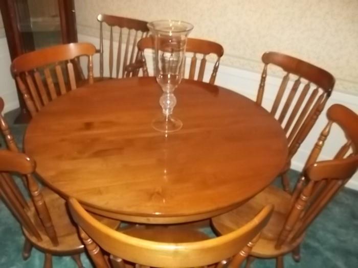 gorgeous wood dining table, two leaves, and 6 chairs