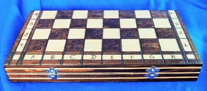 All-wood chess set with row and column markings