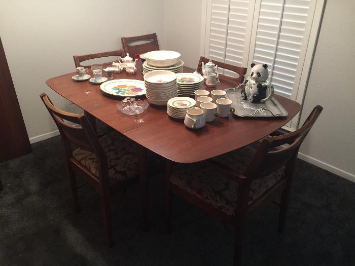 Mid Century Modern Dining table and 6 chairs with 2 leaves.  Right Way Vintage