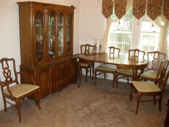 Gorgeous dining room set.  Table with 6 chairs and 2 leaves.
