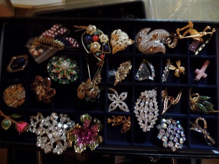 Lots of vintage jewelry