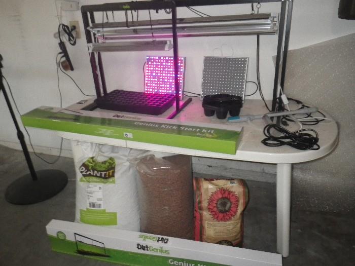 Hydroponic grow systems with 2 LED light sets