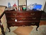             LANE CEDAR CHEST AND COLLECTIBLES