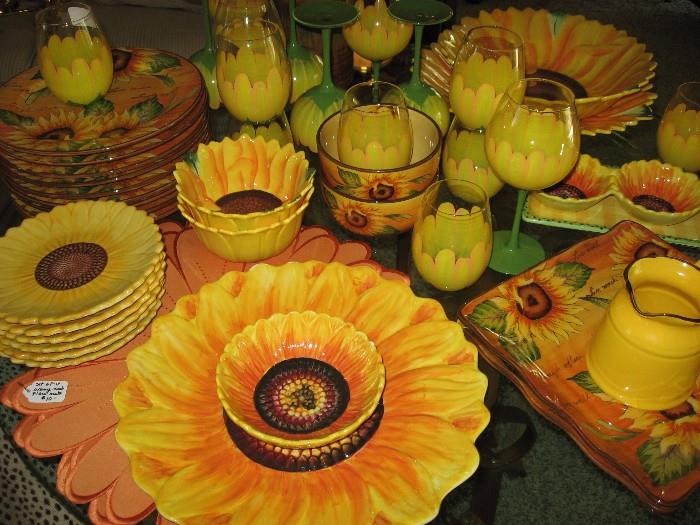 makes you happy just looking at these sunflower dishes, doesn't it?
