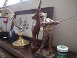 Lots of golf decor, pictures, memorabilia