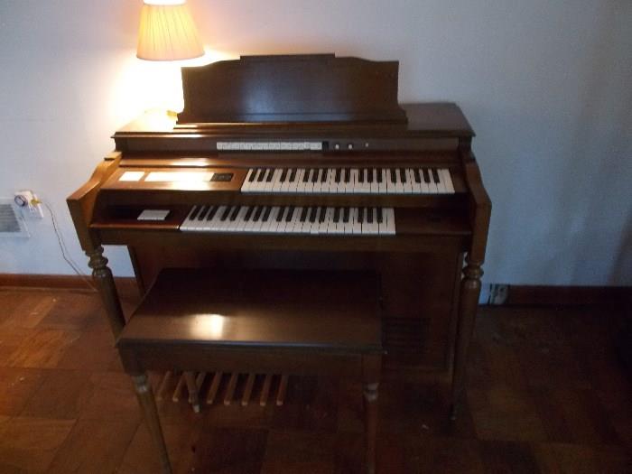 GULBRANSEN electric organ - plays beautifully - has stool that lifts for music sheets/books...