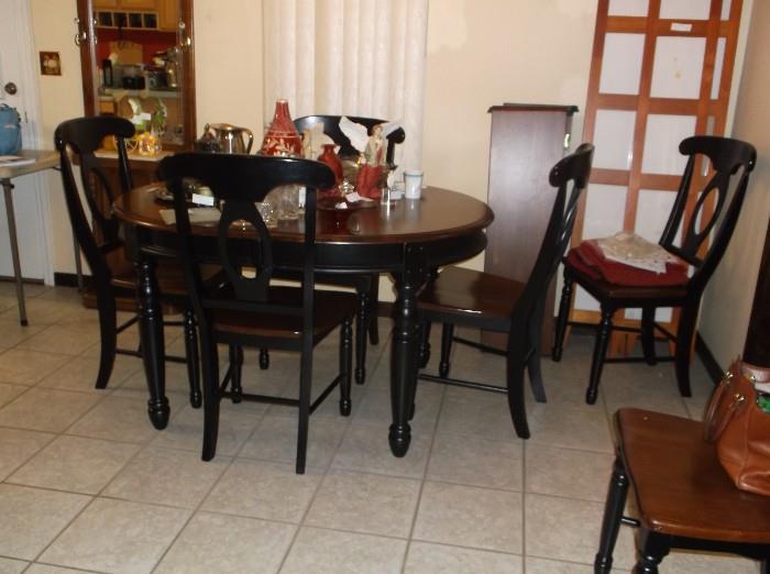 Dining table with 6 chairs and 2 leafs