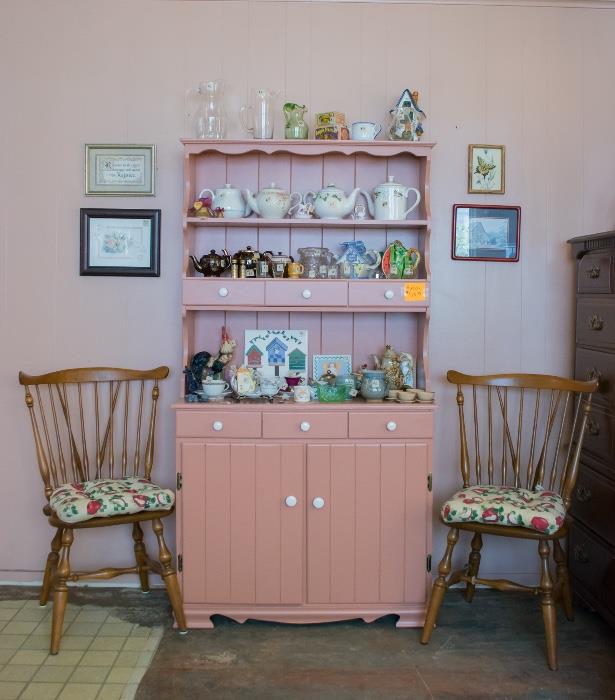 Cosey hutch/china cabinet. Great as is, or as a project. Beautiful display piece!