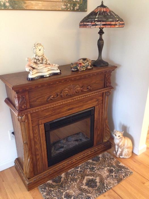 Electric fireplace mantle with built in heater - has remote 