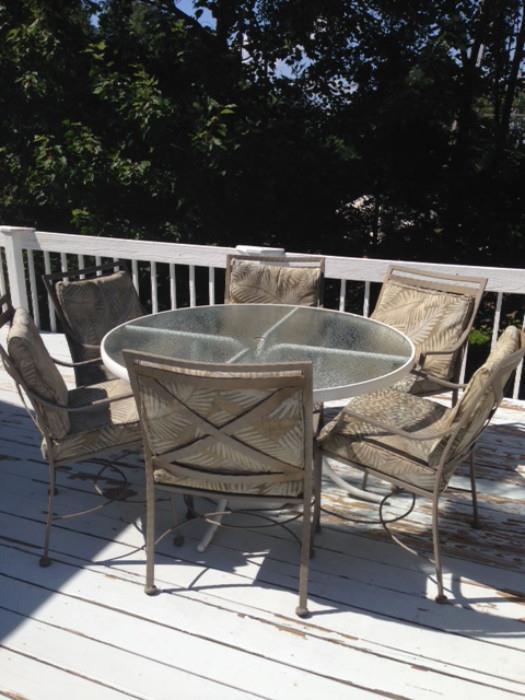 PATIO TABLE WITH 6 CHAIRS