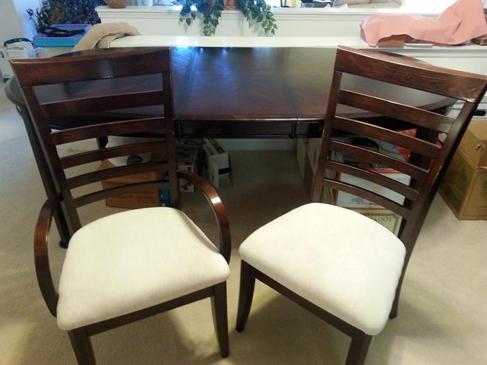 Dining room table with leaf and 6 Chairs