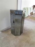 MIRRORED PEDESTAL