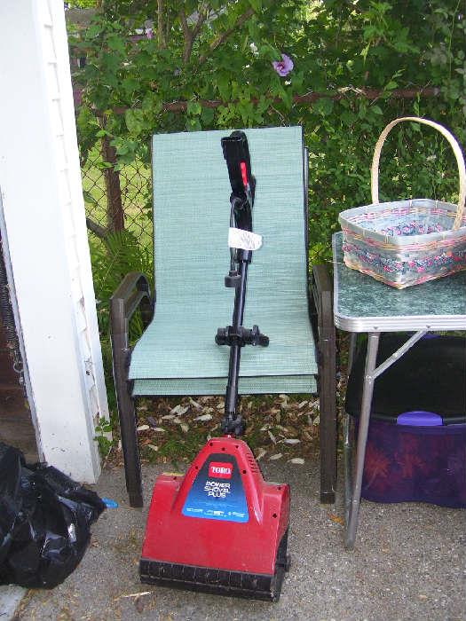 Electric snow shovel. 2 outdoor chairs.