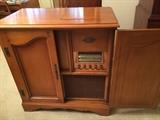 1947 Magnavox French Provincial cvacuum uble console stero with turntable in excelleny condition