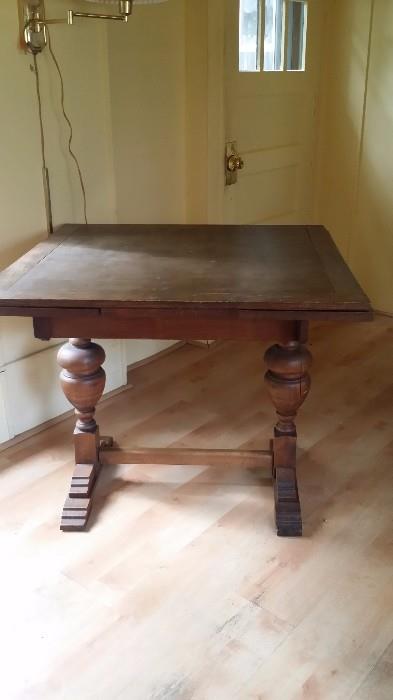 Early American Oak Leaf Table expands to 6-8! 