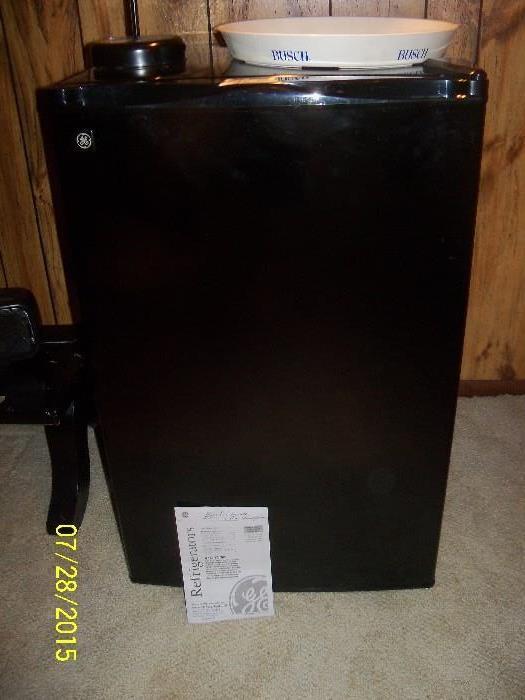 Dorm size GE refrigerator (very clean like new)