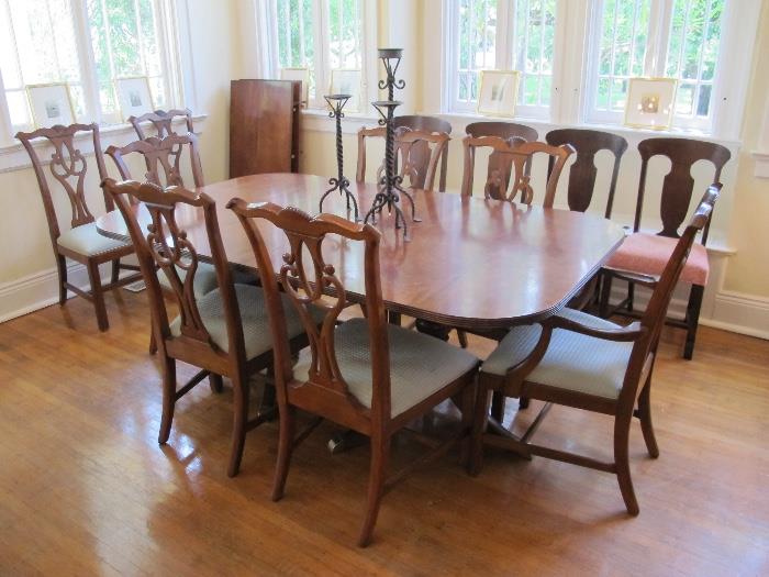 Ethan Allen table with eight chairs and two leaves. Very nice!