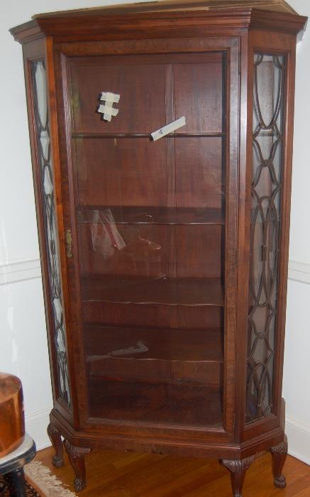 A PICTURE DOESN'T DO THIS CHINA CABINET JUSTICE.     EXCELLENT CONDITION WITH SCALLOPED SHELVES