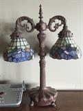 QUOIZEL STAINED GLASS "MORNING GLORY" DESK READING DOUBLE LAMP WITH WONDERFUL ART NOUVEAU BRONZED BASE