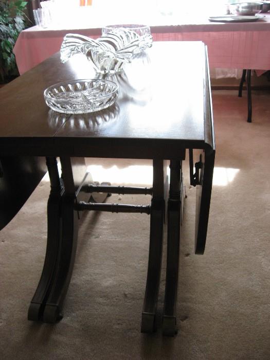 Drop leaf table w/ 4 leaves and pads