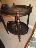 OVAL 2 TIER TRAY TABLE
BLACK WITH GOLD ACCENTS
